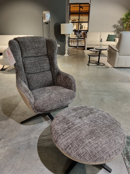 Mecam Gilbert DV8 fauteuil in stof met voetbank/poef - 0
